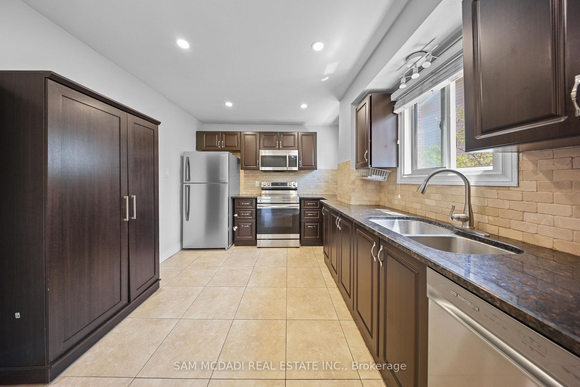 3949 Teakwood Drive photo 5