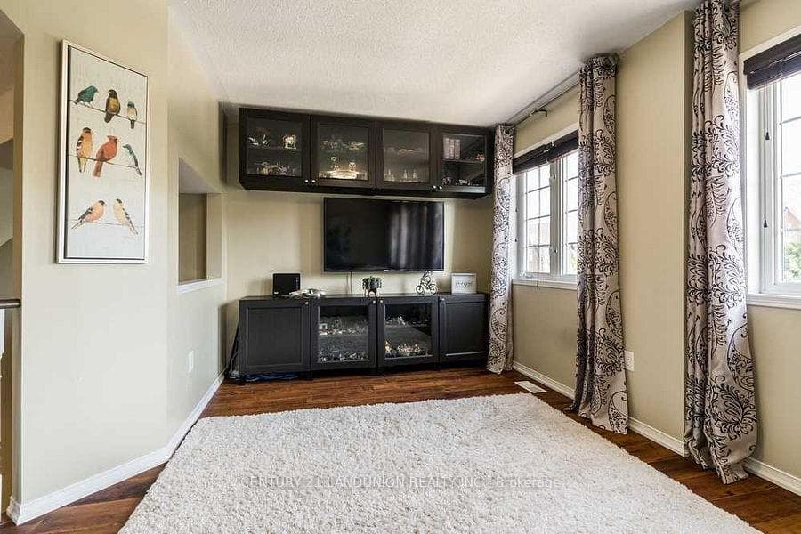 117 Gatwick Drive photo 3