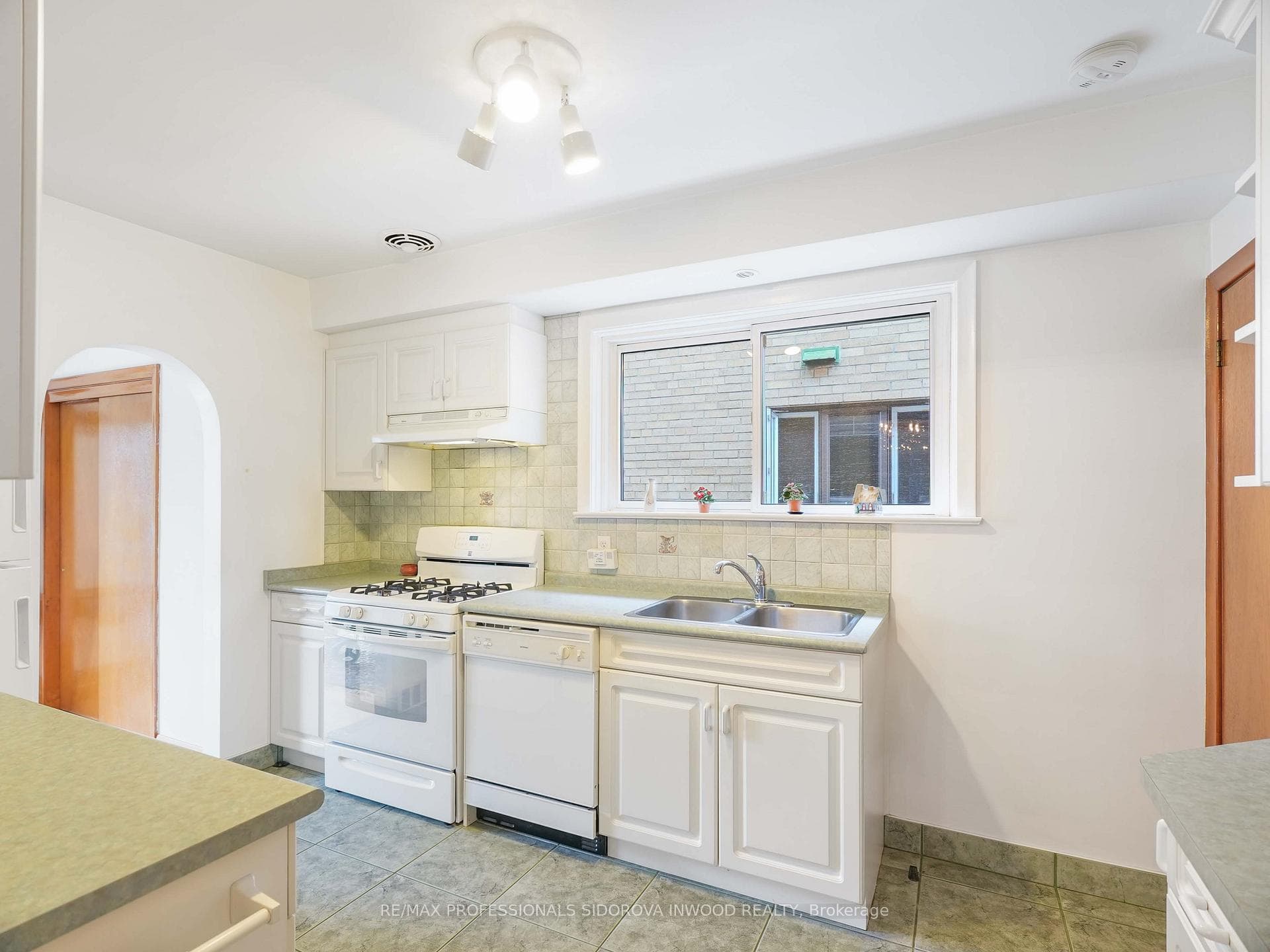 100 Beresford Avenue photo 7