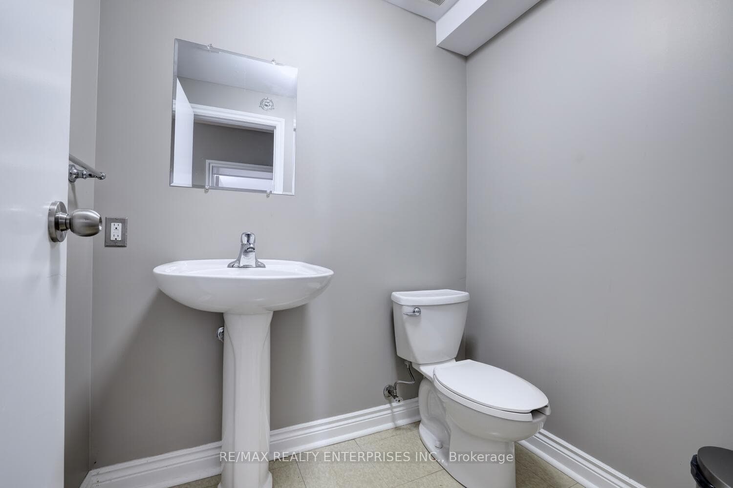 1751 Queen Street photo 26