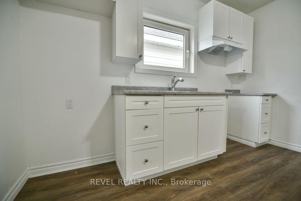 237 Balsam Street photo 5