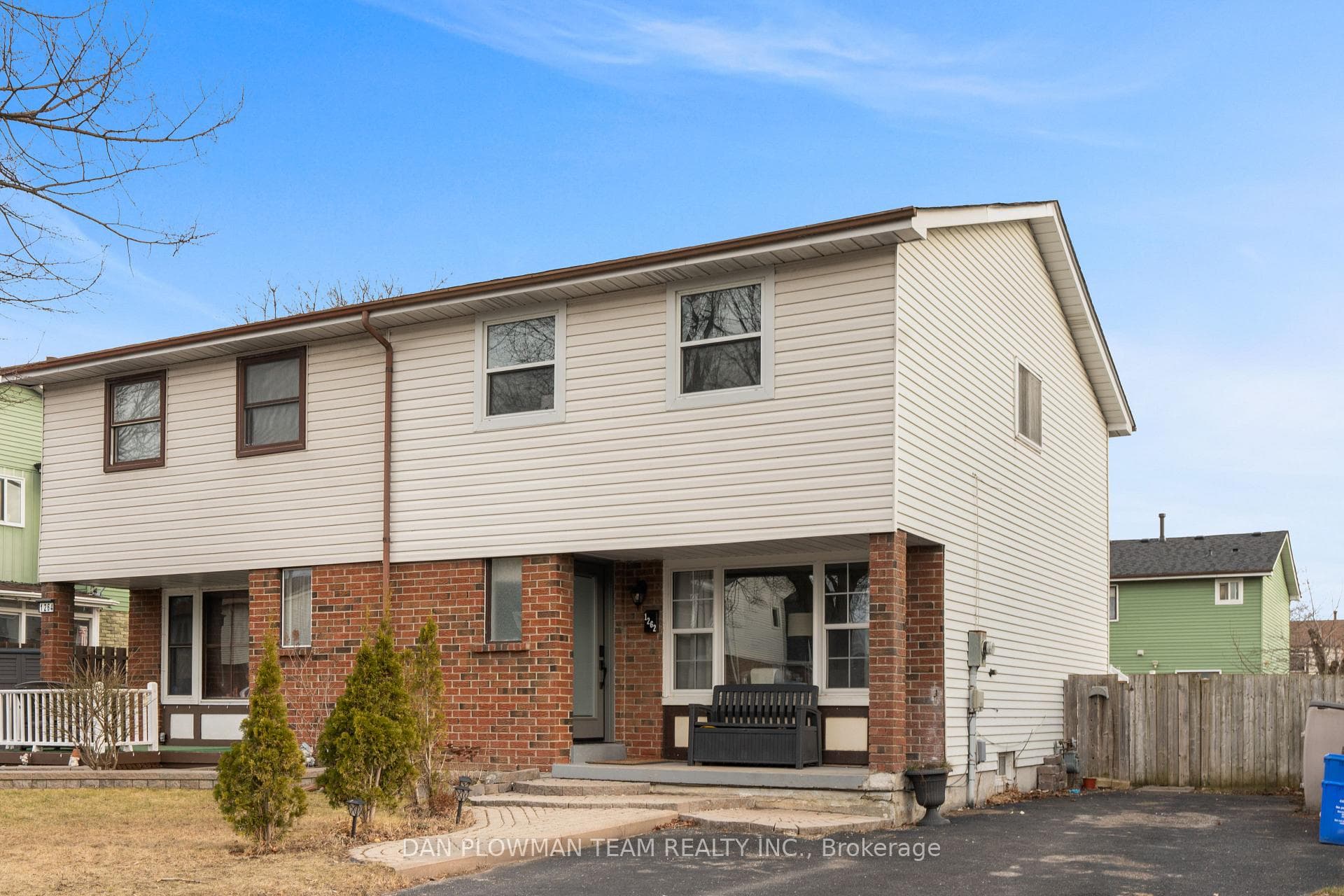 1262 Fenelon Crescent photo 1