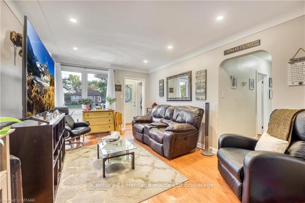 46 MAYFAIR Drive photo 6