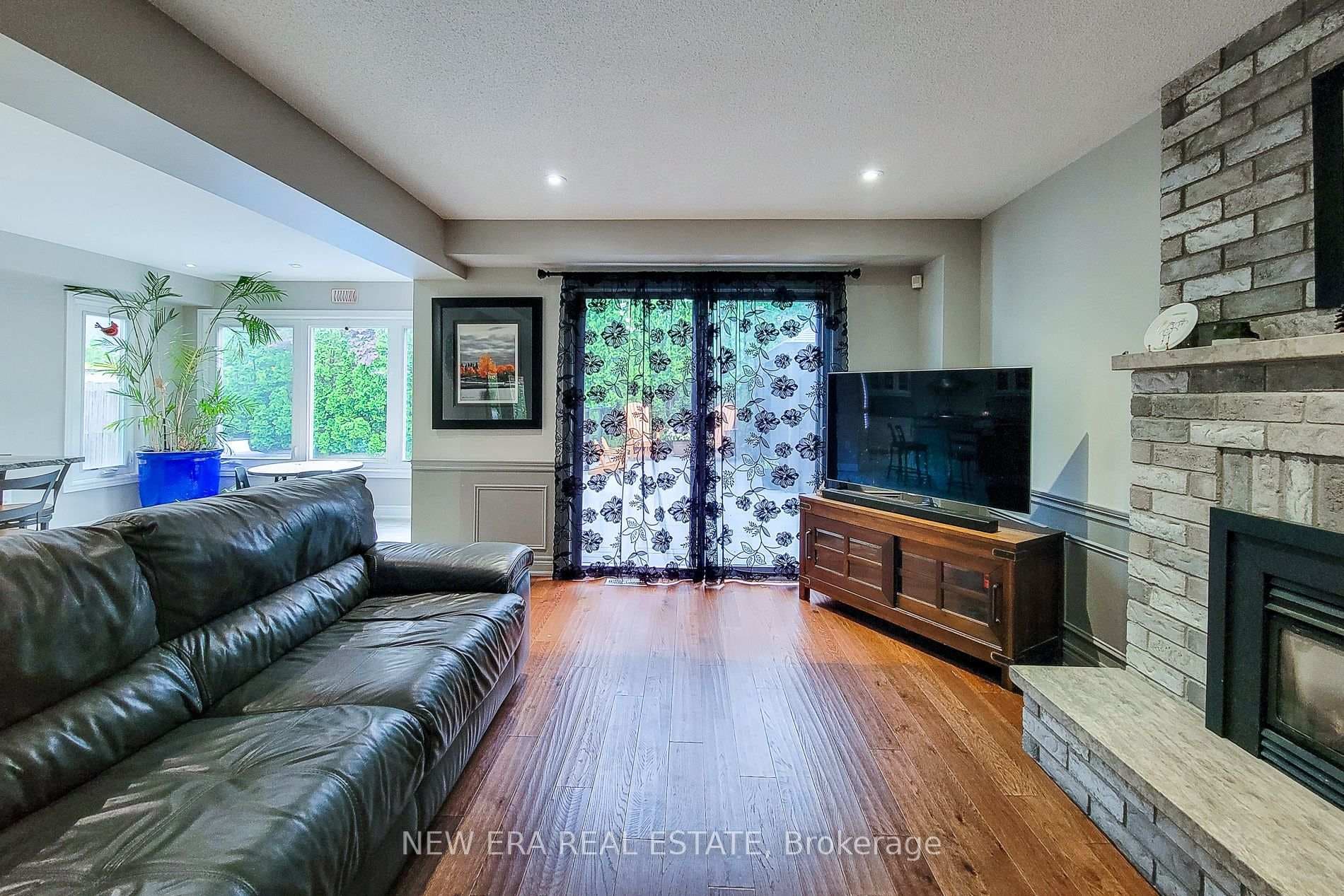 29 Woodside Square photo 17