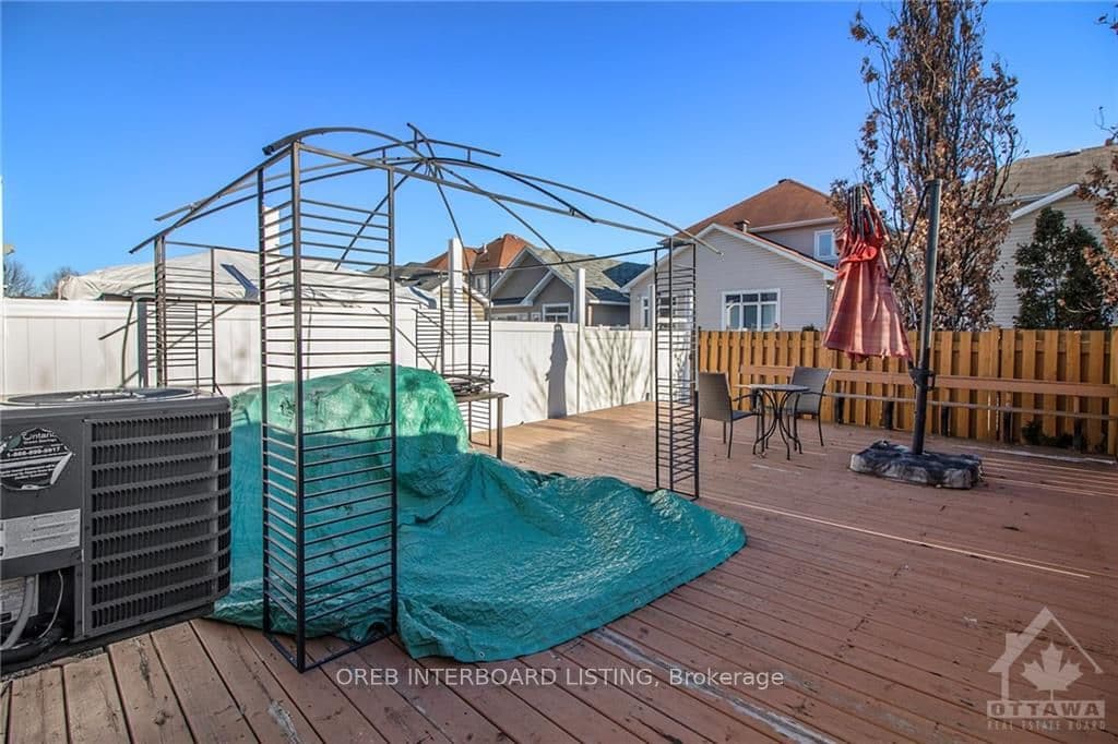 1012 MARKWICK Crescent photo 25