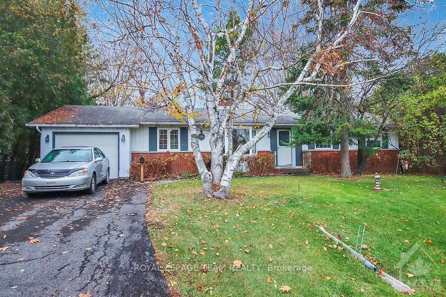 5393 RIVERSIDE Crescent photo 1