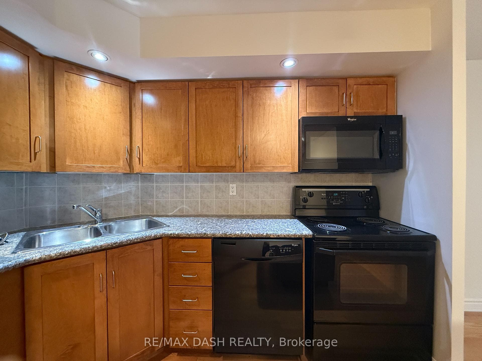 270 Wellington Street Unit 802 photo 10