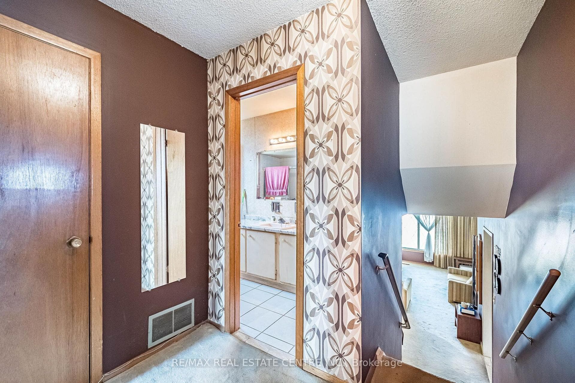 940 Bloor Street photo 17