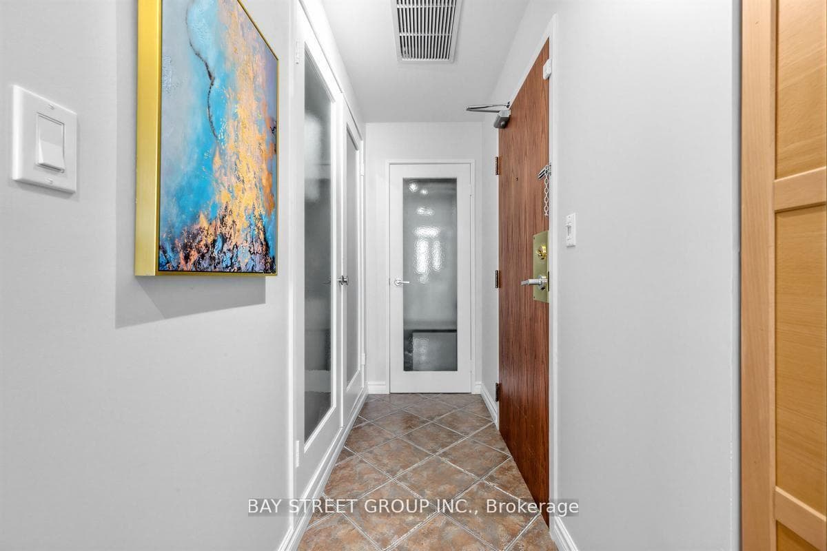 135 Maitland Street Unit 502 photo 4