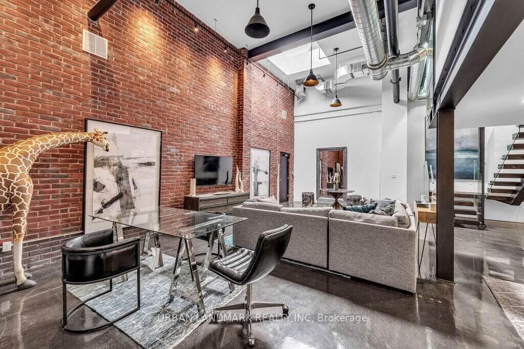 326 Carlaw Avenue Unit 127 photo 2