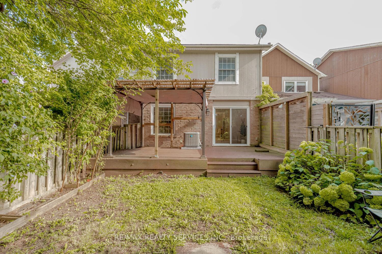 1039 Runnymead Crescent photo 34