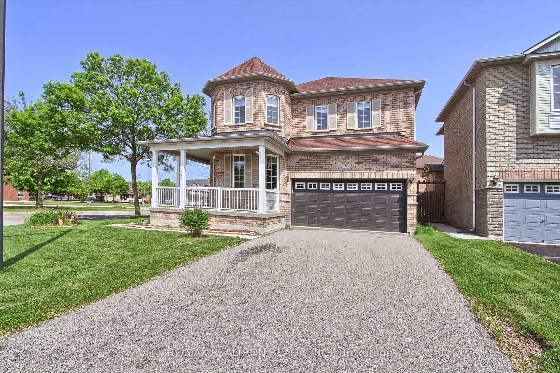 119 Watkins Glen Crescent photo 3