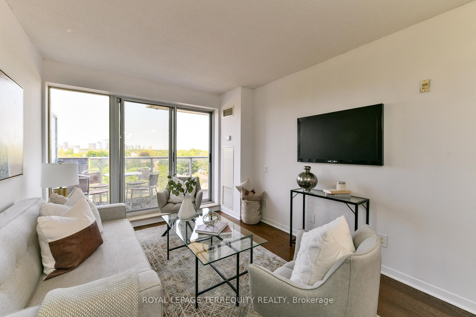 1040 The Queensway N/A Unit 705 photo 10