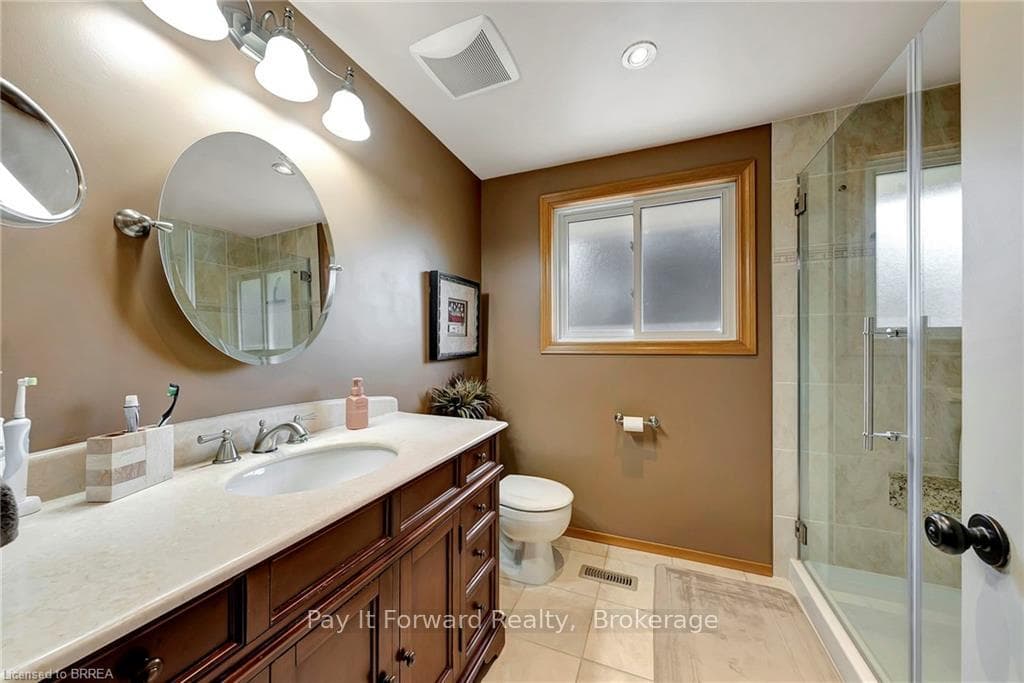 82 Westwood Crescent photo 7