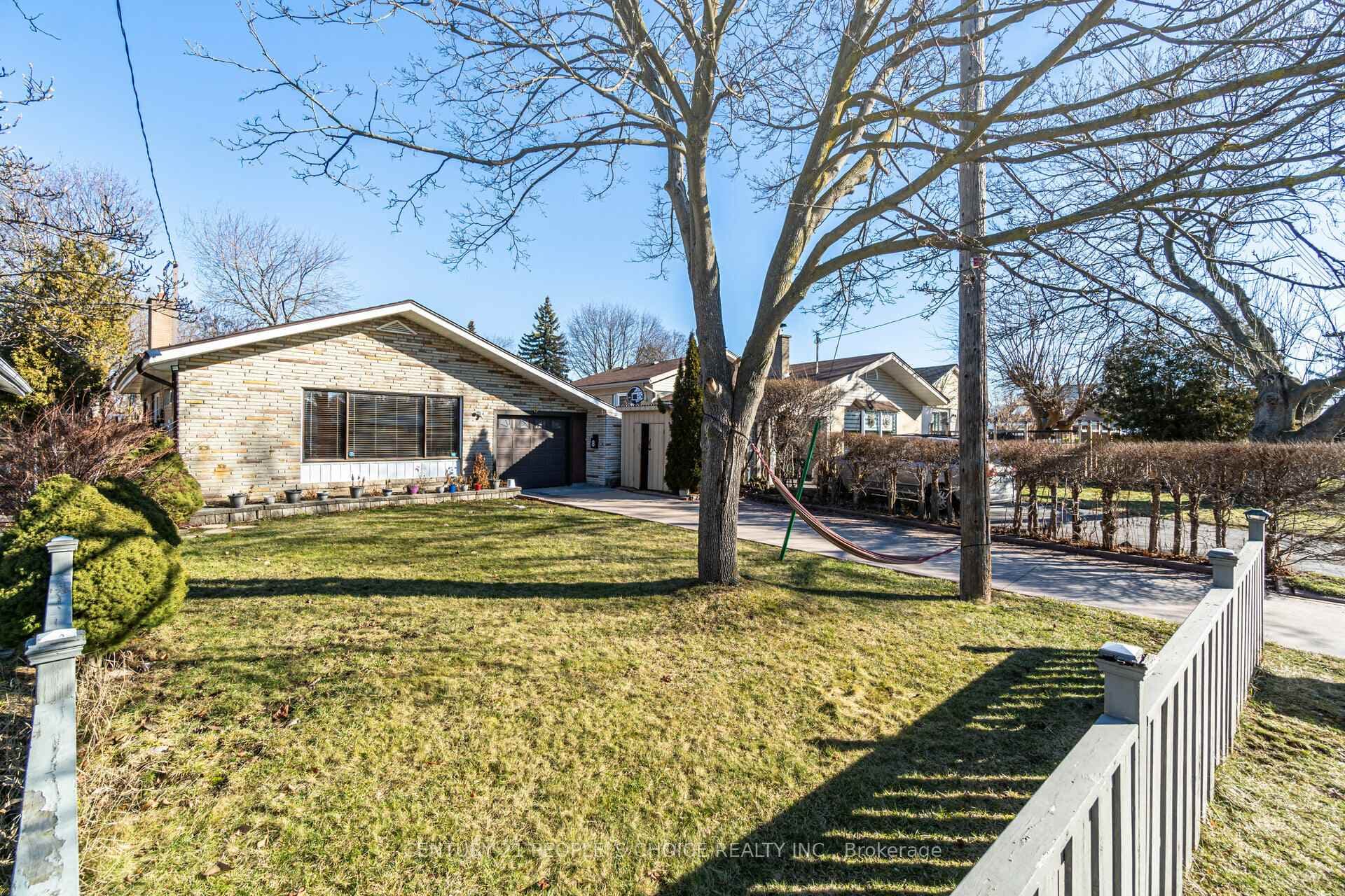 8 Bonnechere Crescent photo 4
