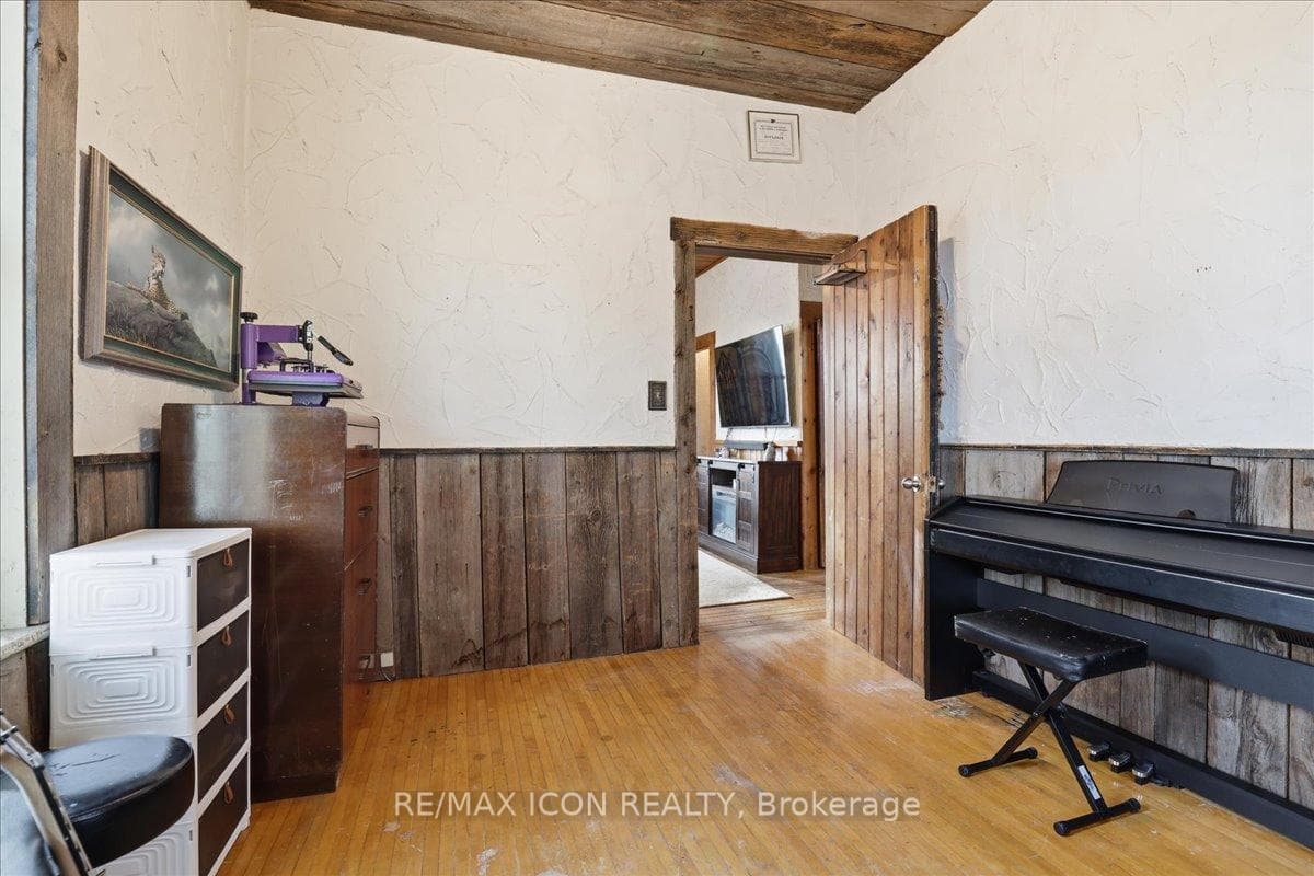 298 Queen Street photo 8