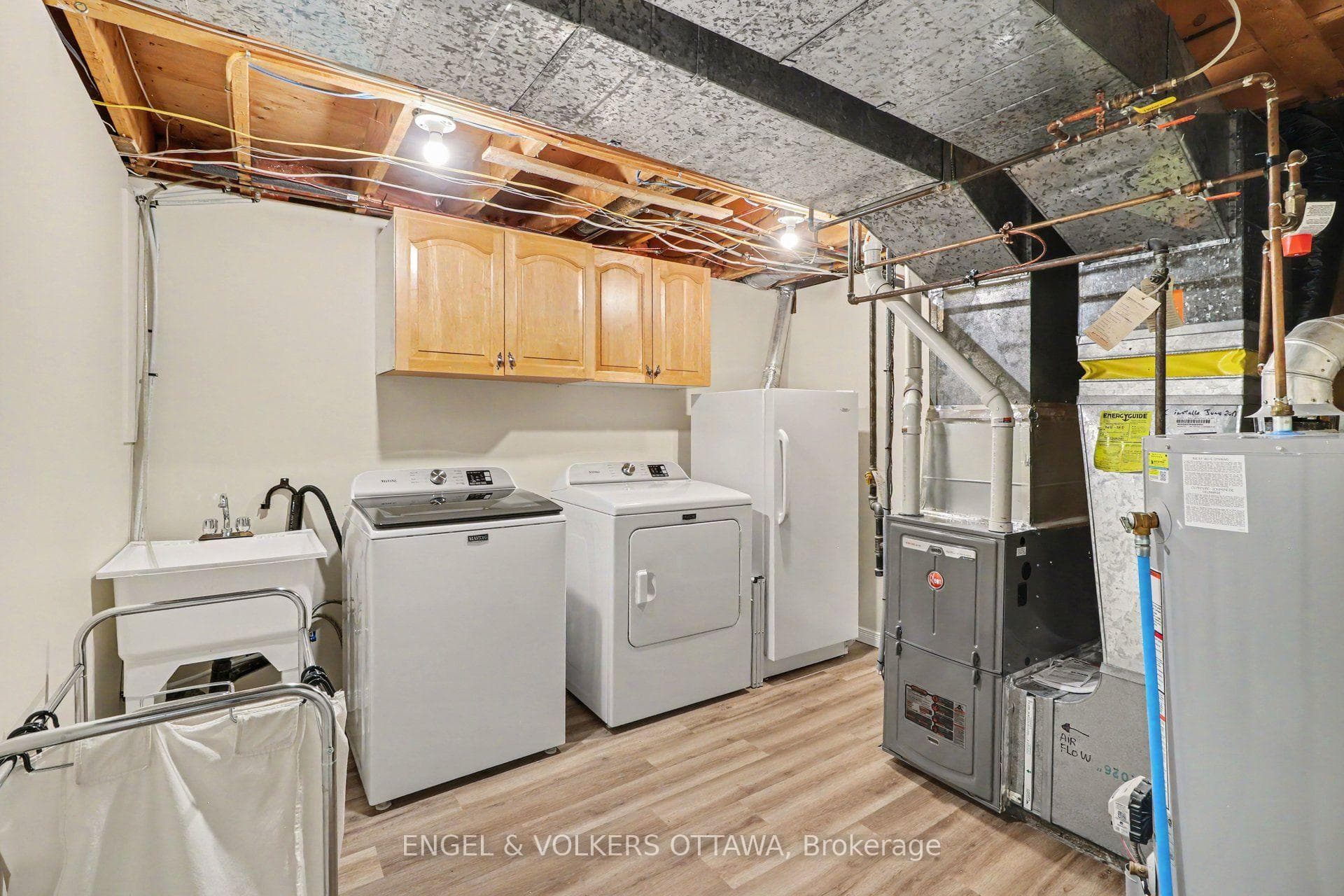 1331 Alloway Crescent photo 27