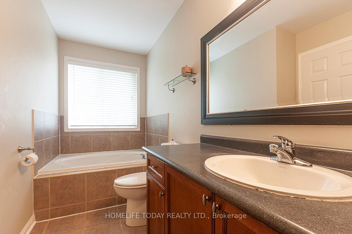1137 Barr Crescent photo 23