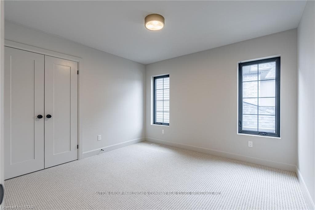 1096 RIVERBEND Road photo 37