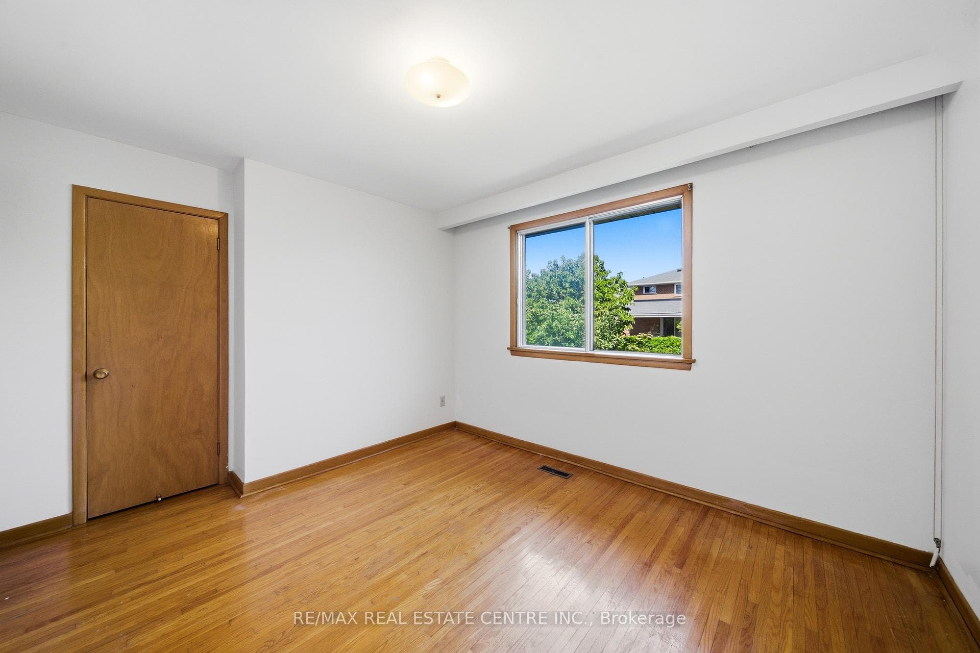 893 Hollowtree Crescent photo 28