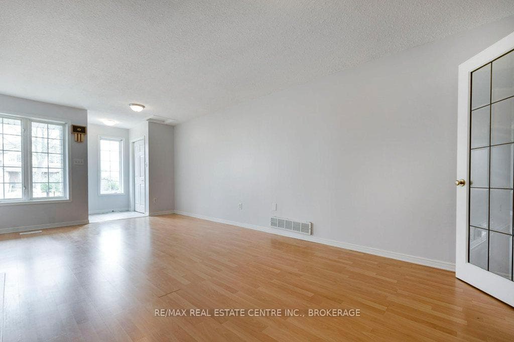 12 WHITTAKER Crescent photo 8