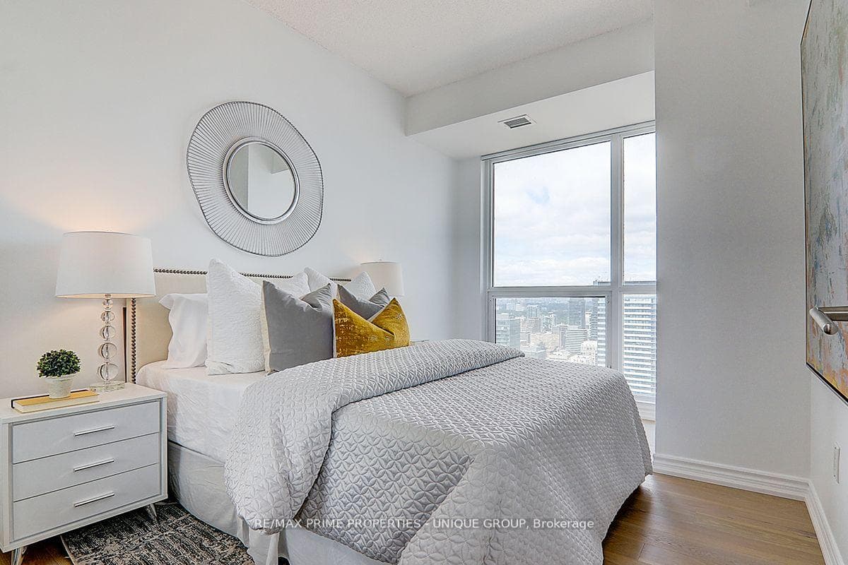 386 Yonge Street Unit 5202 photo 17