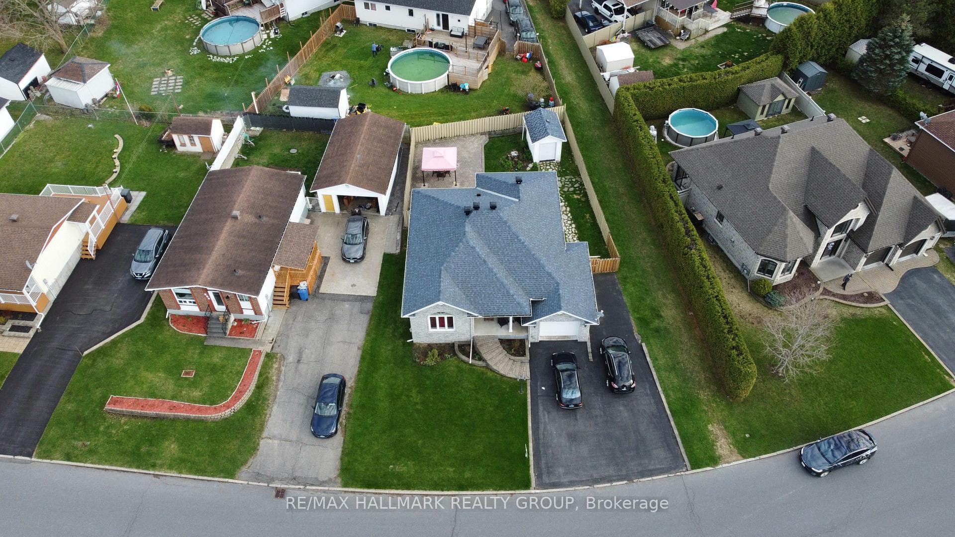 863 VICTORIA Street photo 3