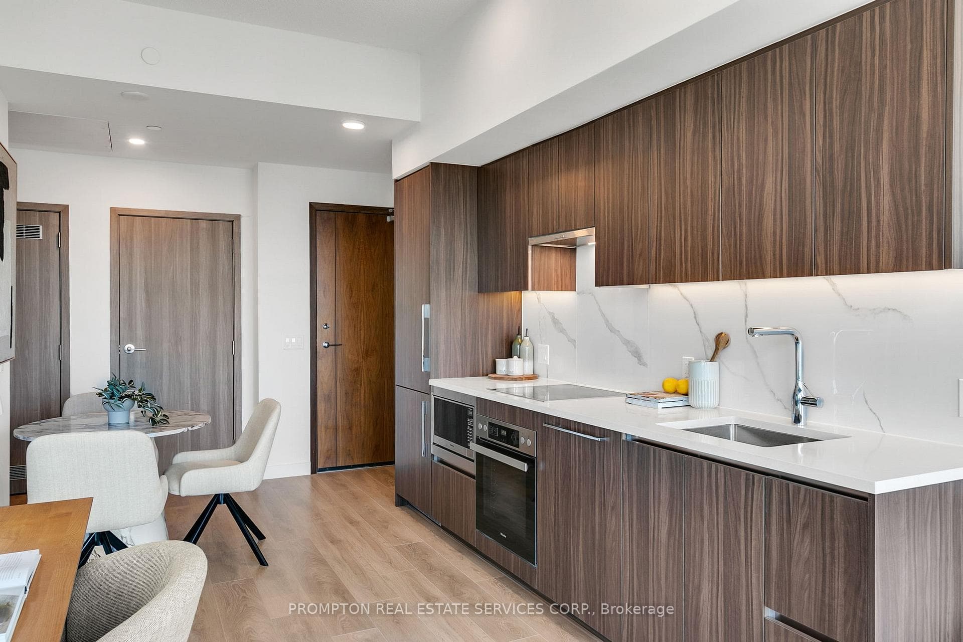 Kitchen & Dining