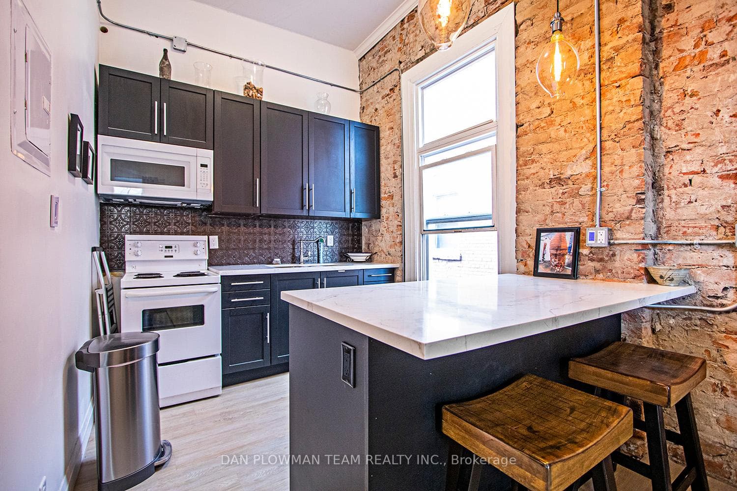 8-10 Simcoe Street photo 6