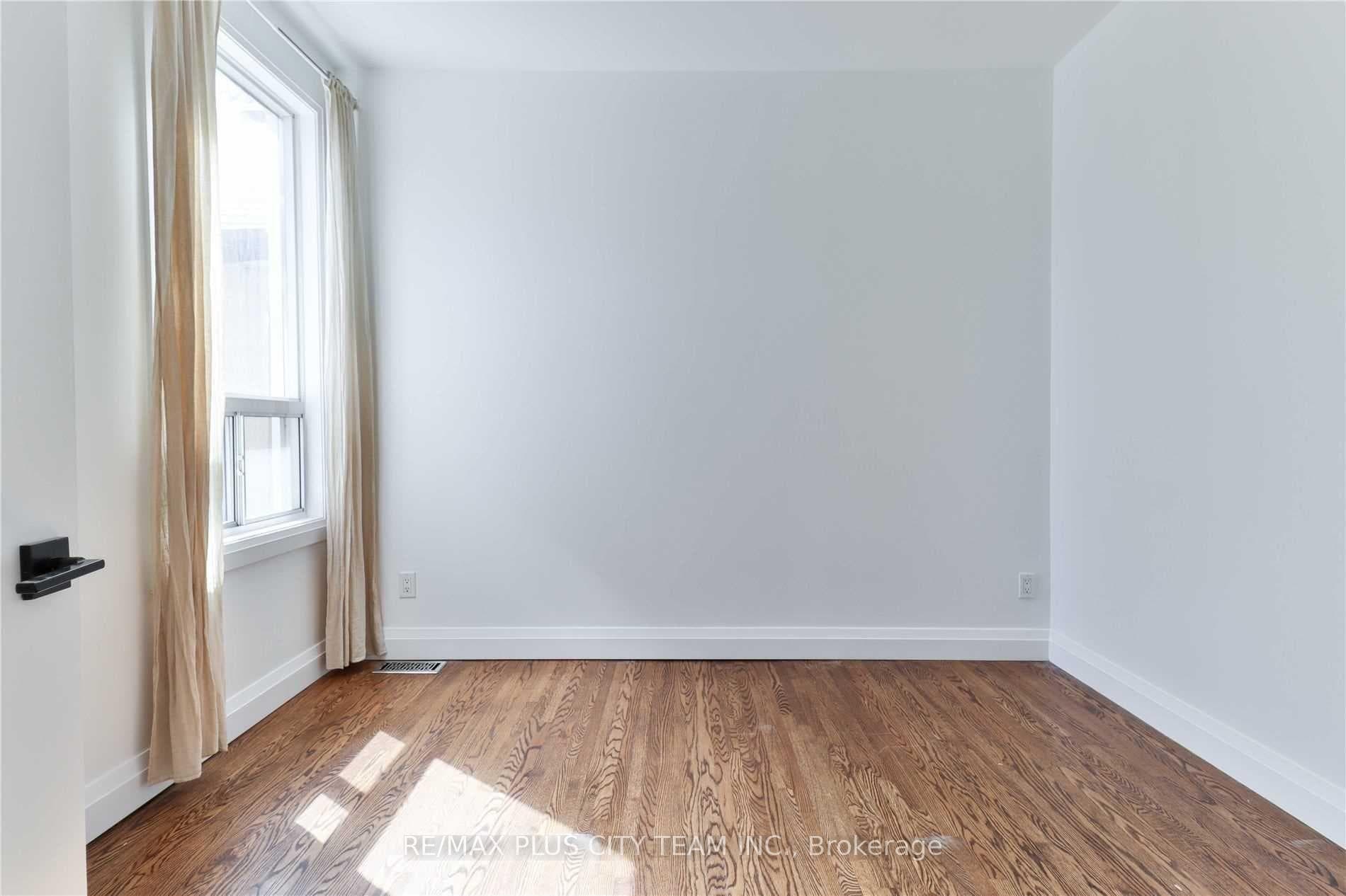 153 Niagara Street Unit Upper photo 25