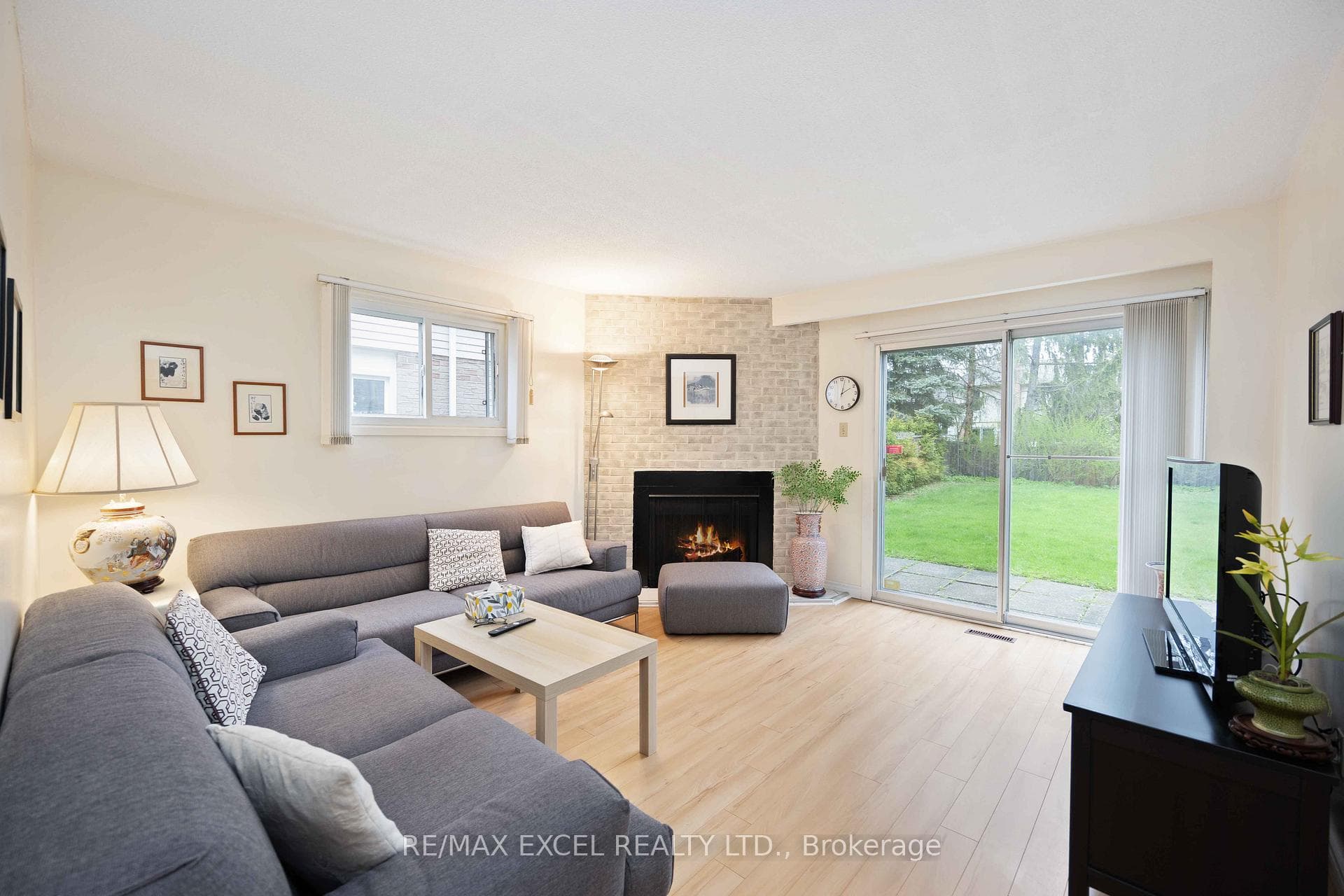 8 Holm Crescent photo 10