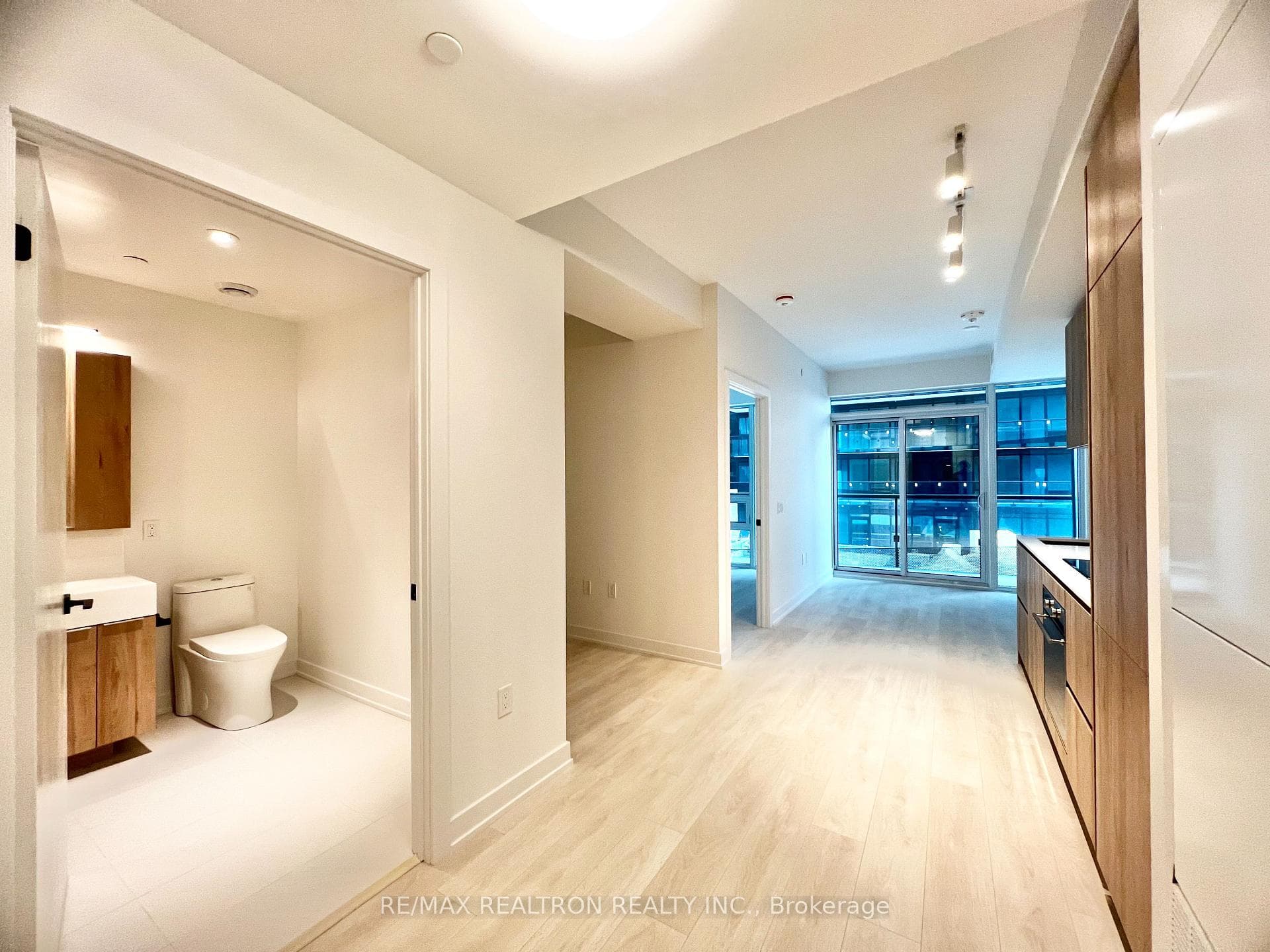 127 Broadway Avenue Unit 1008 photo 2