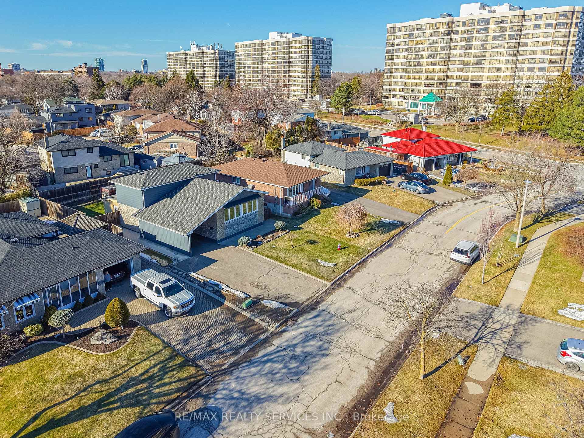 8 Edwin Drive photo 47