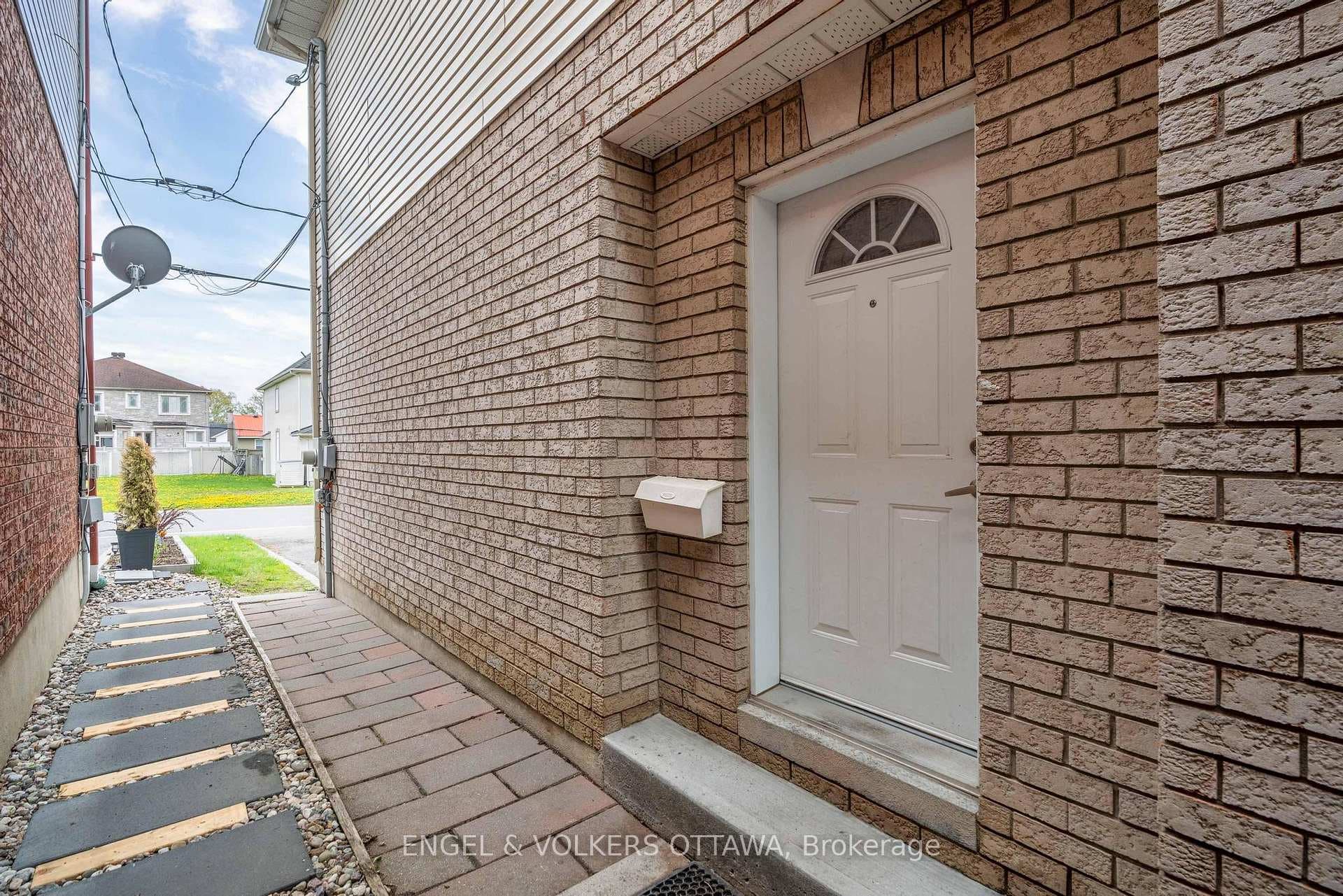 1649 Rosebella Avenue Unit B photo 2