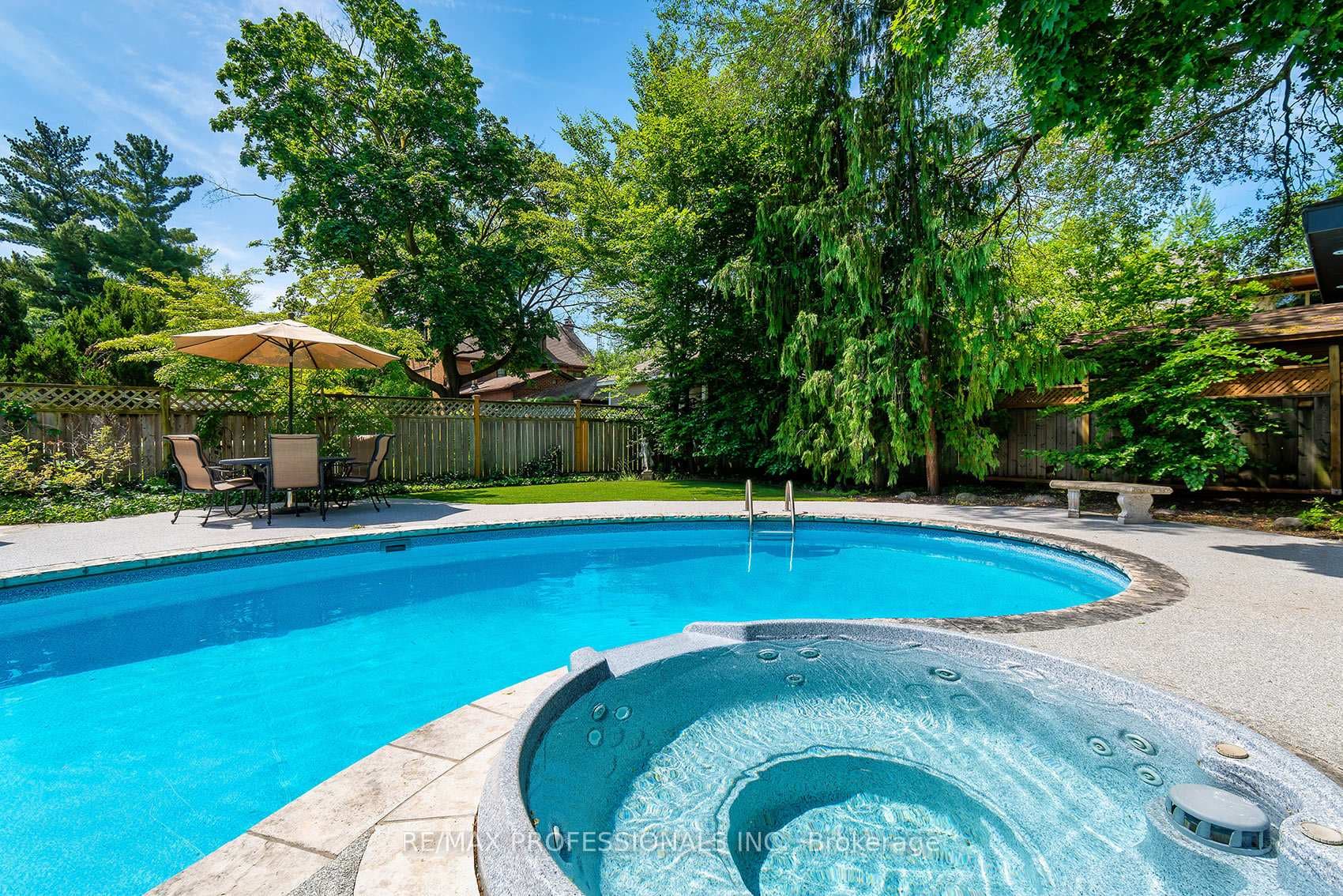 376 Prince Edward Drive photo 39