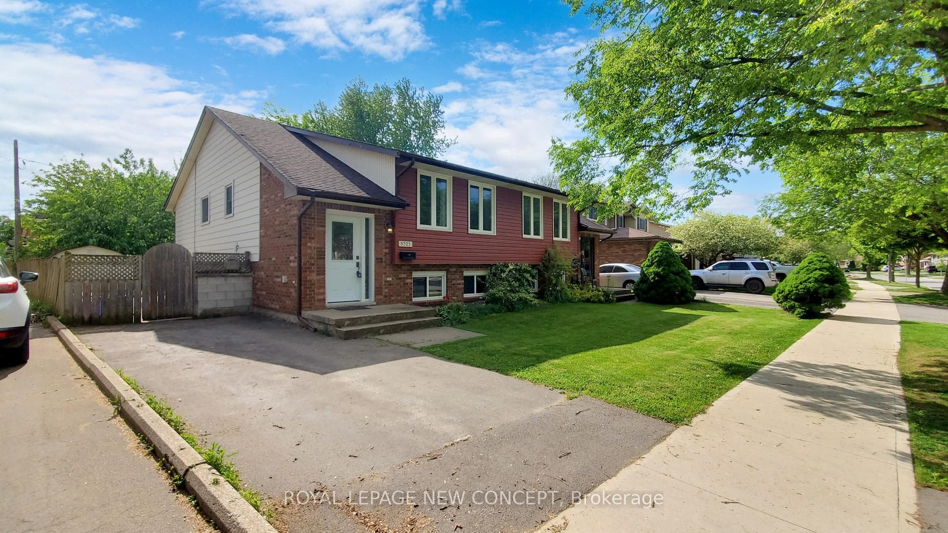8323 Mundare Crescent photo 2