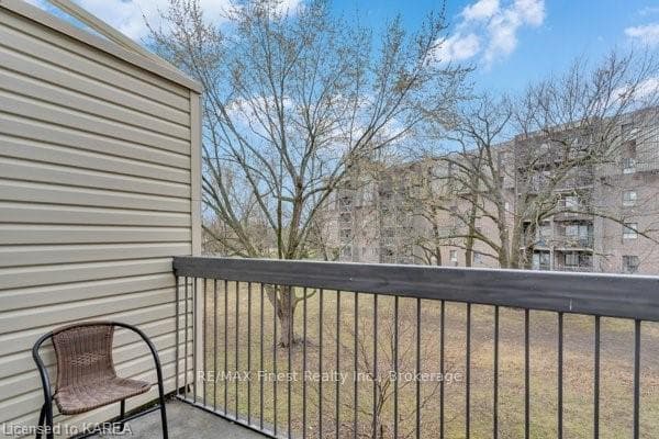1010 PEMBRIDGE Crescent Unit 309 photo 26