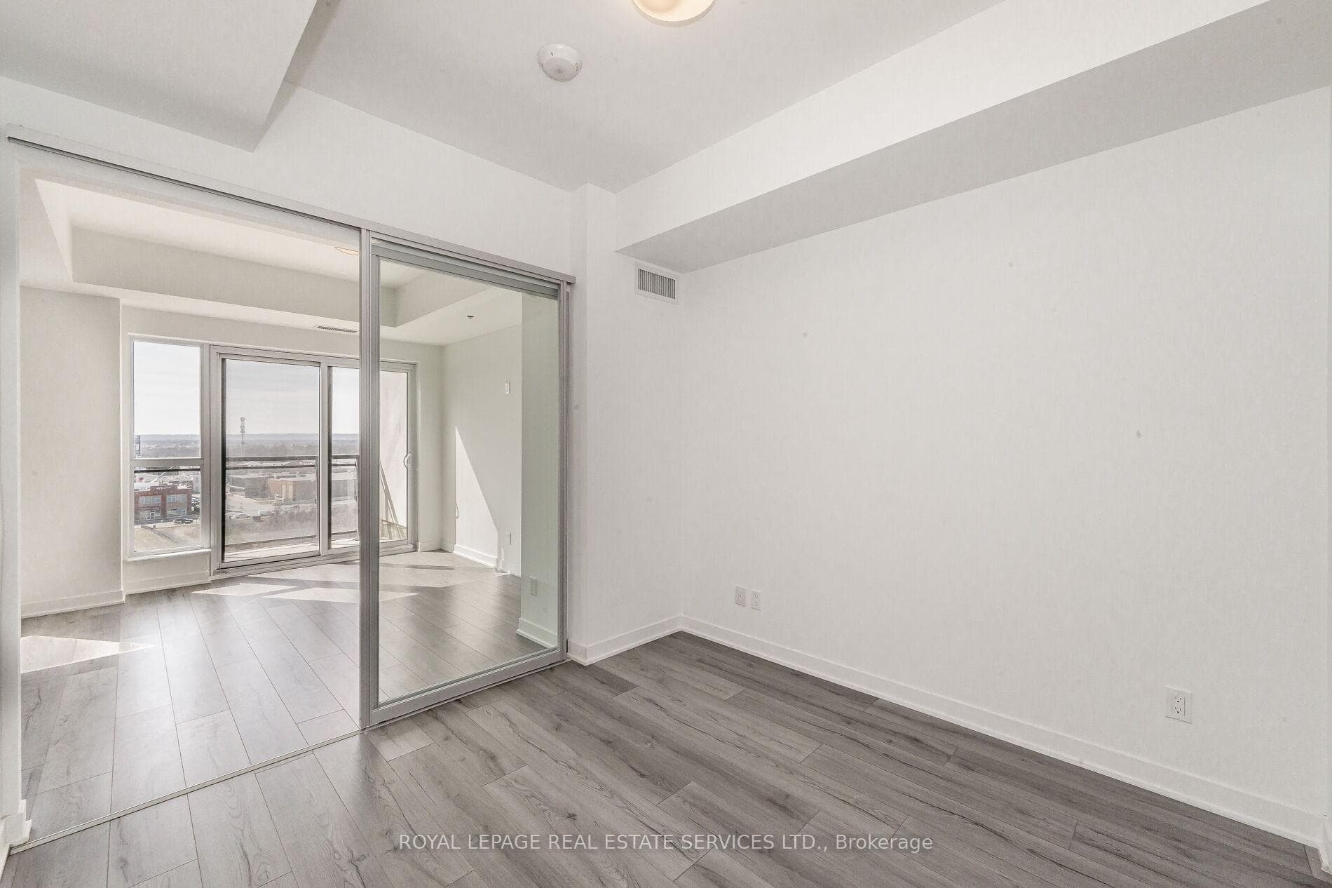405 Dundas Street Unit 802 photo 34