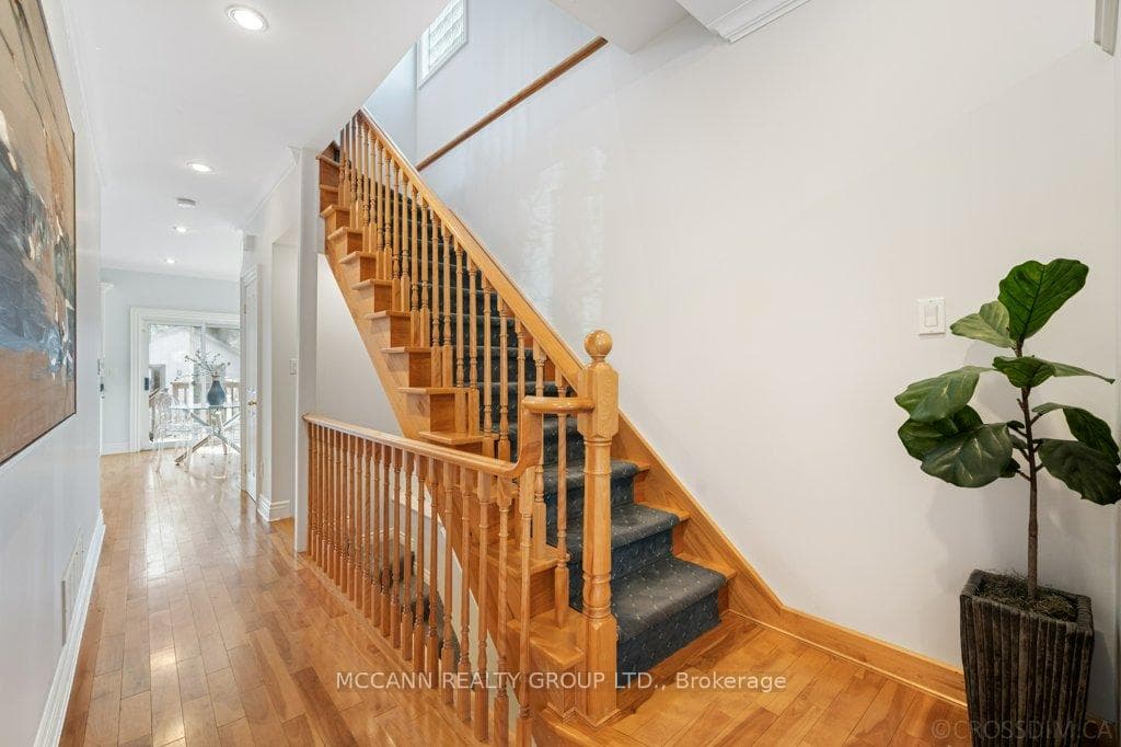 29 Roe Avenue photo 3
