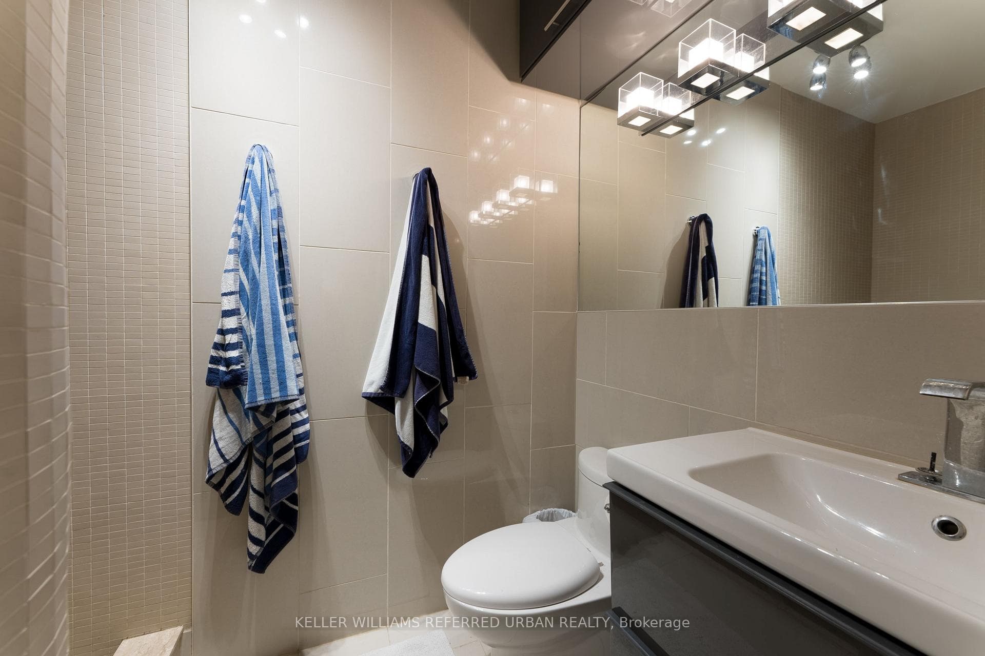 233 Carlaw Avenue Unit 309 photo 9