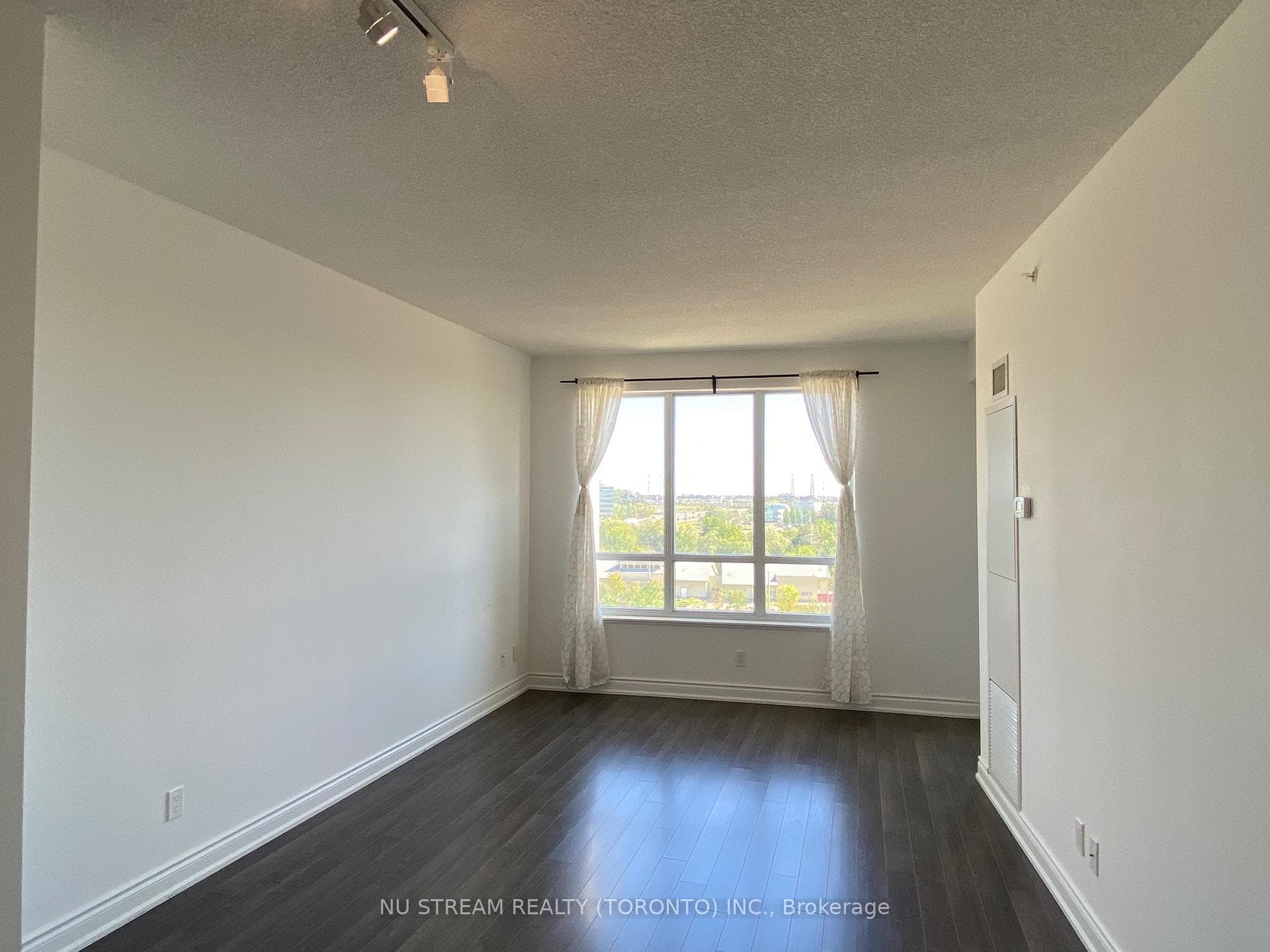 38 Cedarland Drive Unit 810 photo 4