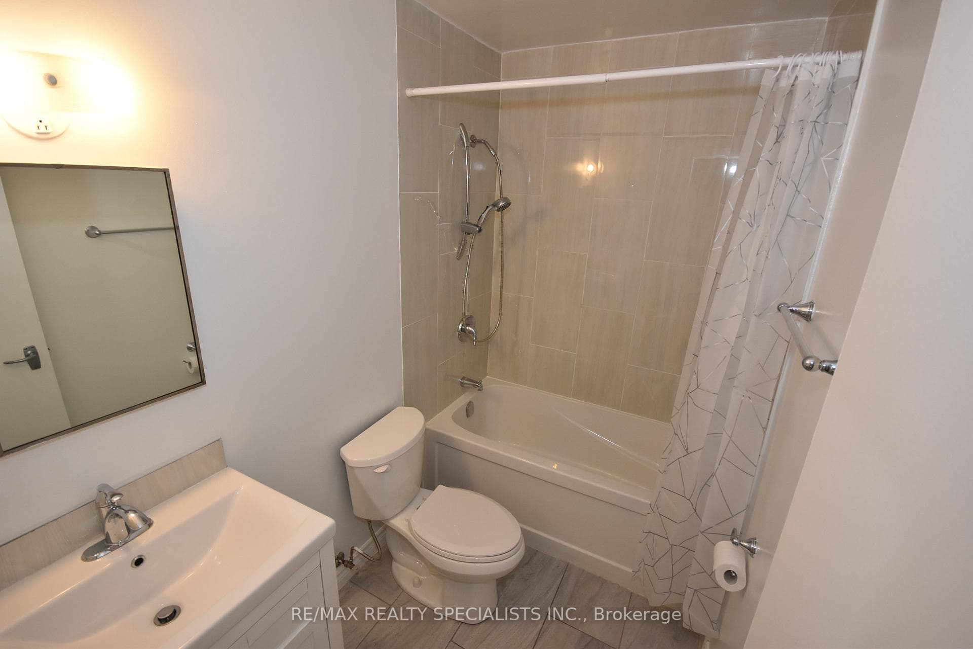 2485 WOKING Crescent Unit 209 photo 15