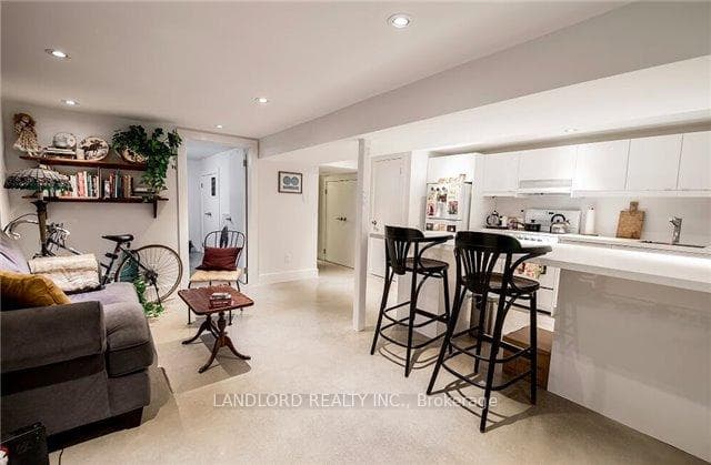 2251 Dundas Street Unit Lower photo 4