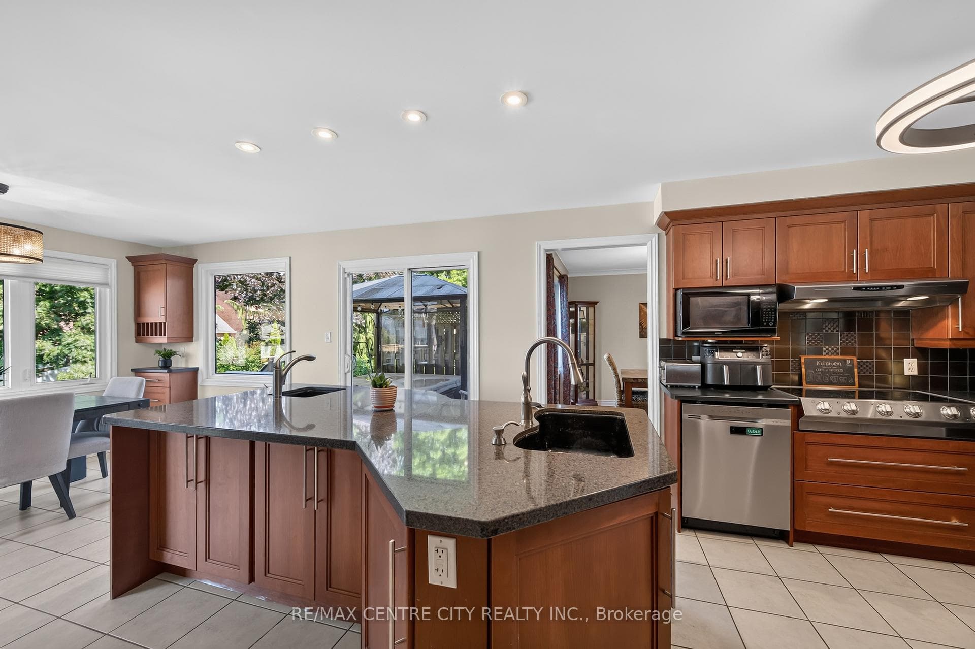 15 Cavanaugh Crescent photo 27