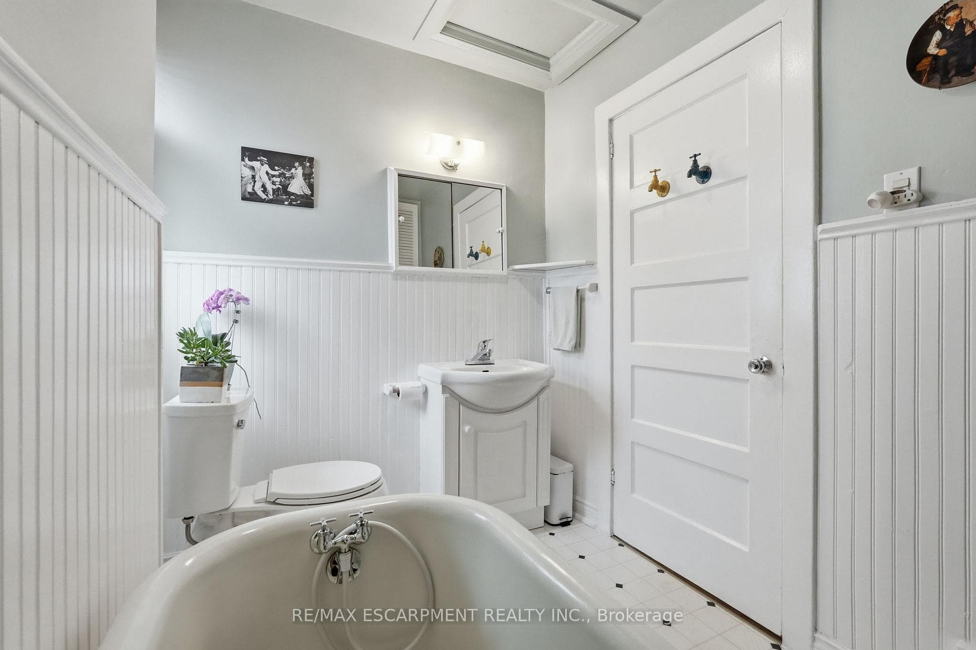 16 CONNAUGHT Avenue photo 36