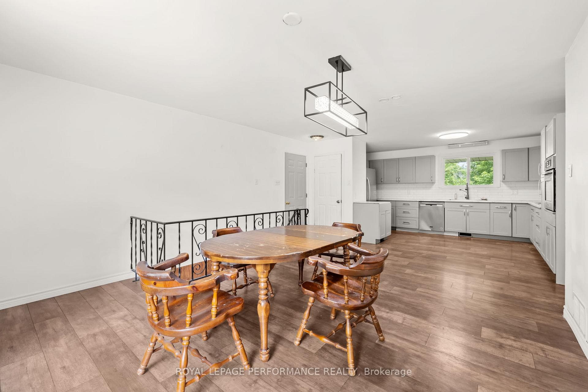 438 Voyageur Place photo 18