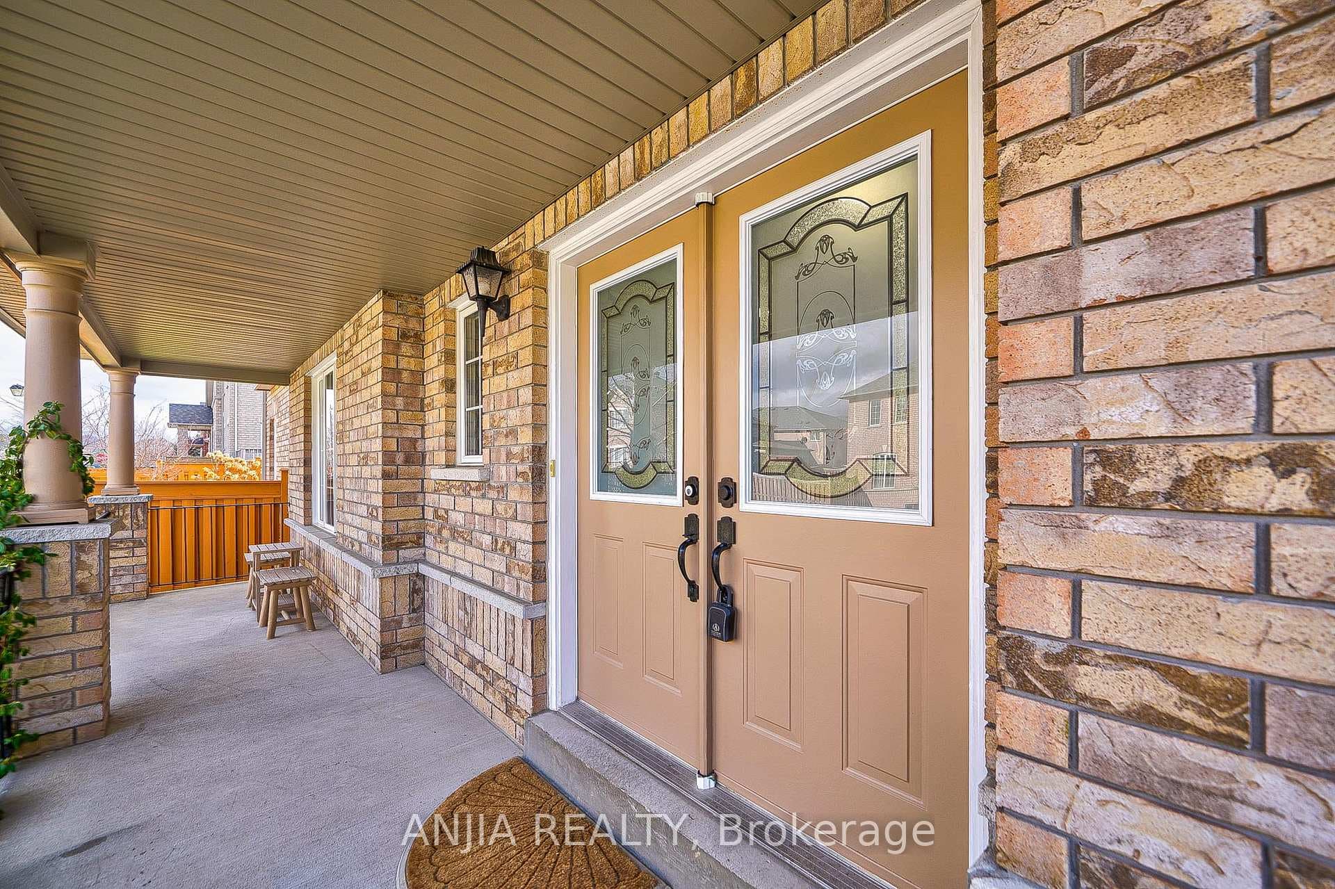 325 Castlemore Avenue photo 4