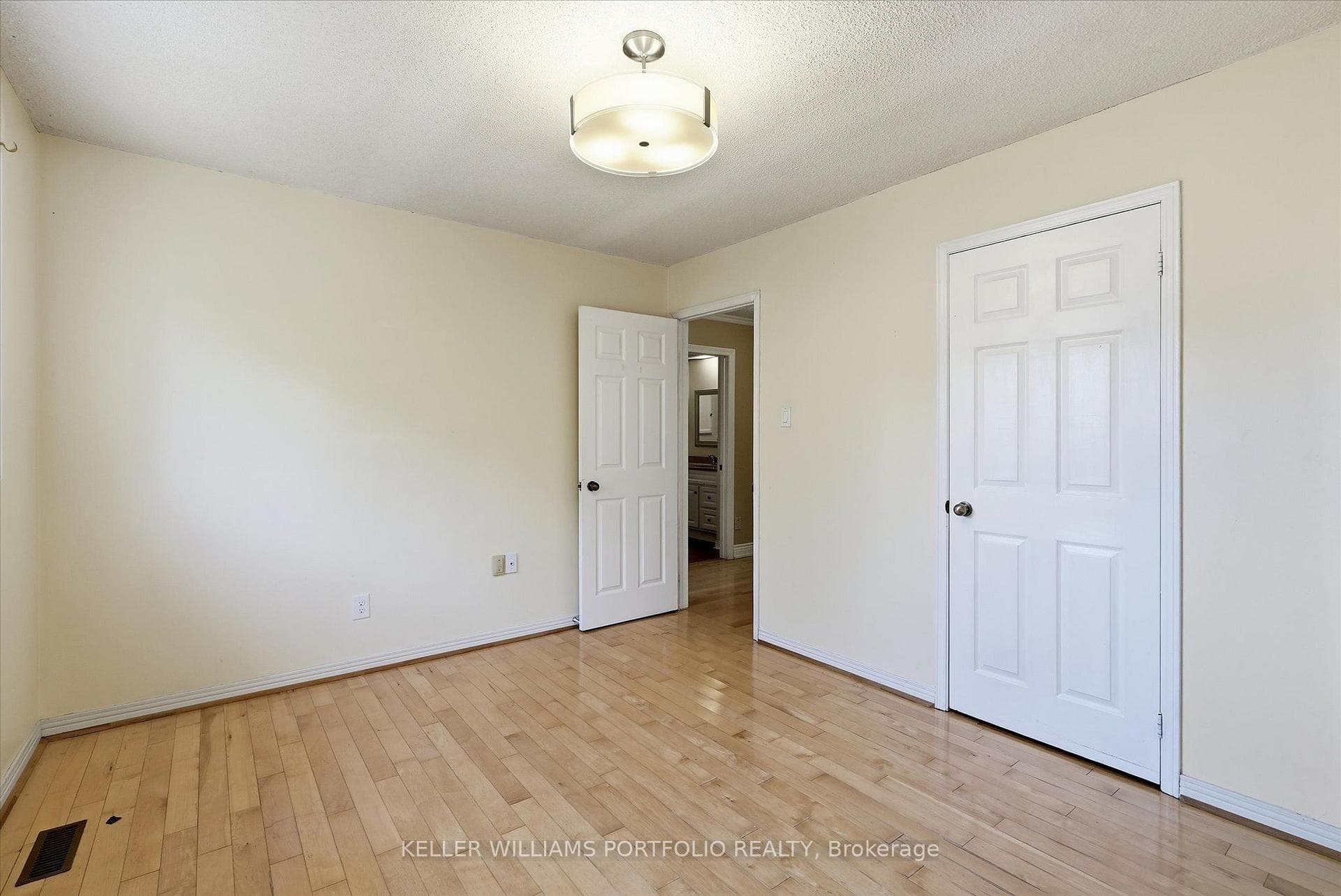 73 Jessica Gardens photo 27