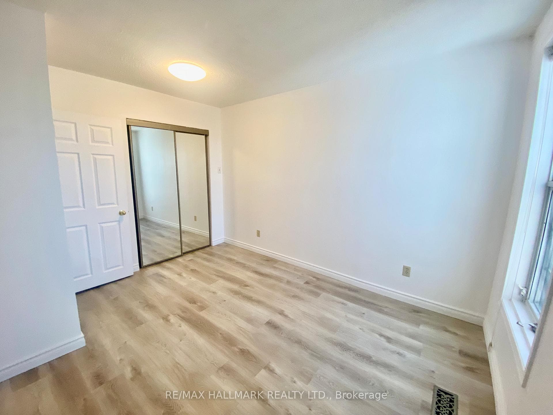 228 Gainsborough Road photo 15