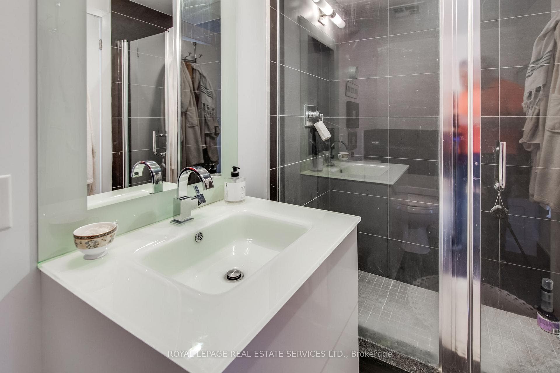 111 St Clair Avenue Unit 906 photo 21